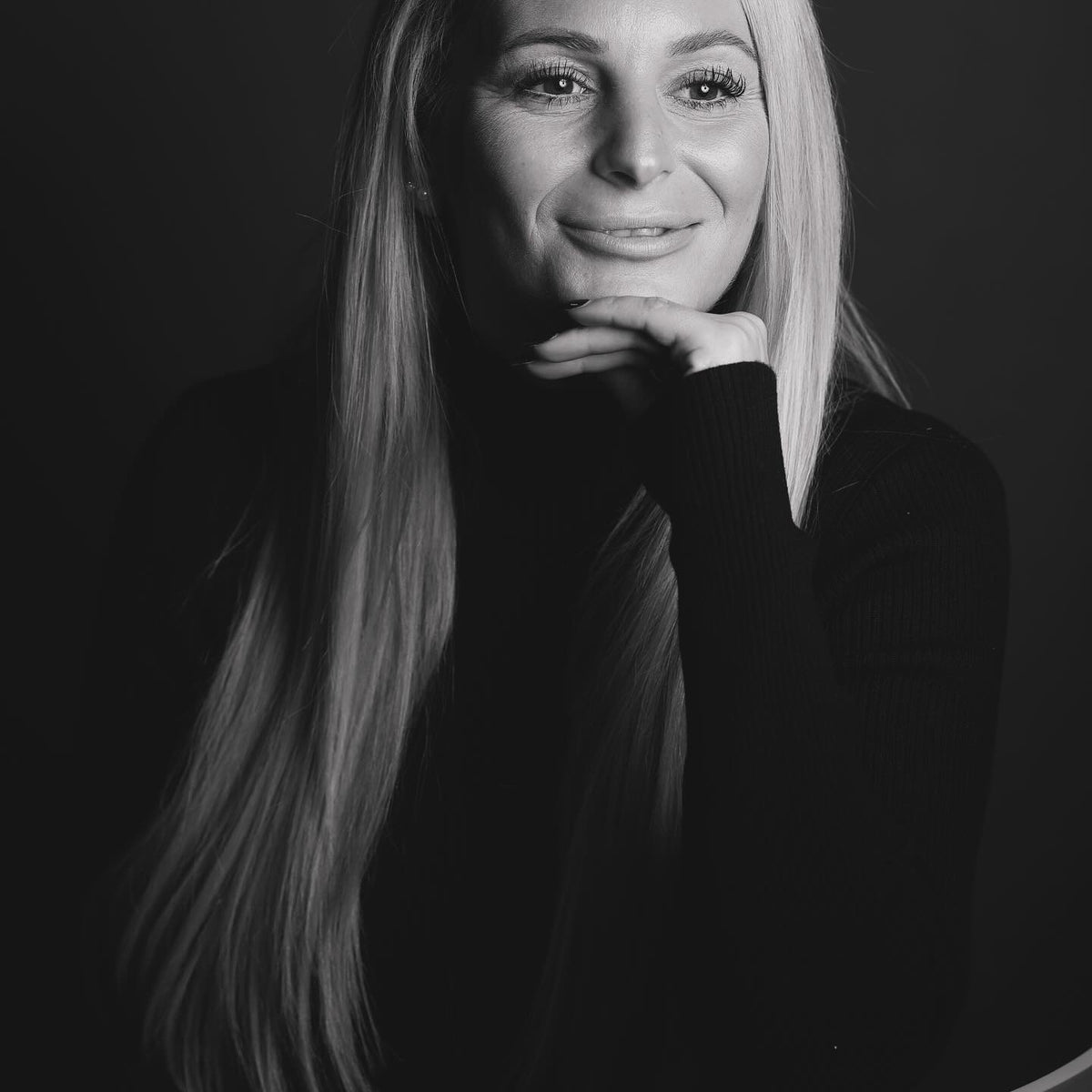 Susanne Tress, Inhaberin von Hairstyle & Beauty in Karlsruhe – Schwarz-Weiß-Porträt